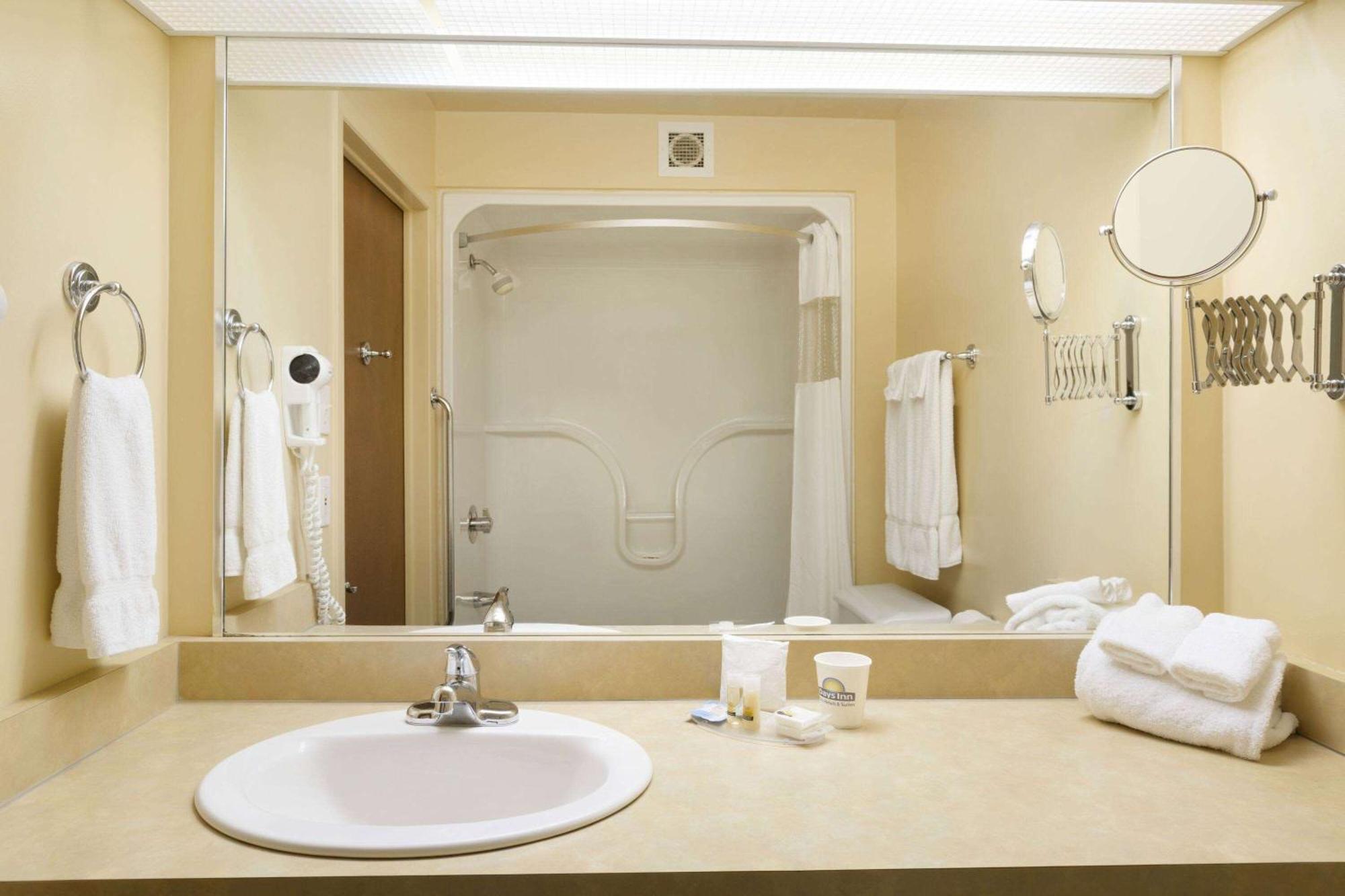 Days Inn By Wyndham Riviere-Du-Loup Ngoại thất bức ảnh